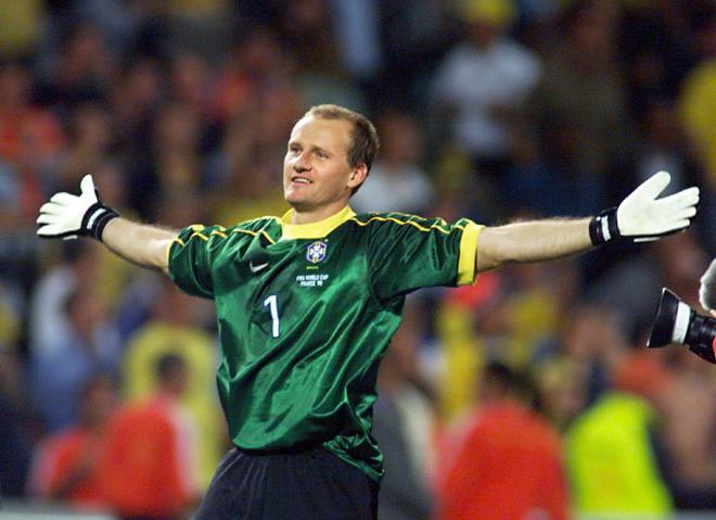 FOTO DE ARCHIVO: El portero brasileño Taffarel celebra después de una tanda de penales durante la semifinal de la Copa Mundial de la FIFA 1998 contra Holanda.