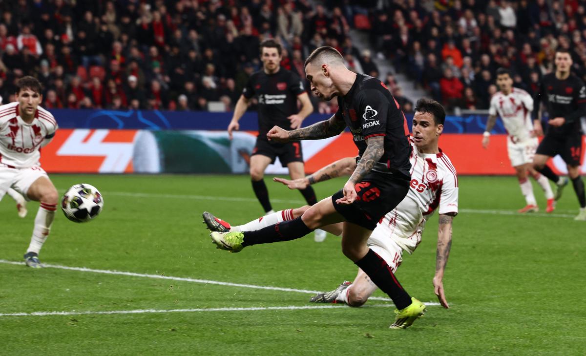 V zápase, ktorý mal sotva tesné šance zo strany hostí Bayer Leverkusen, hráč zápasu Alex Grimaldo (v čiernom) takmer skóroval, keď v 62. minúte otriasol brvnom.