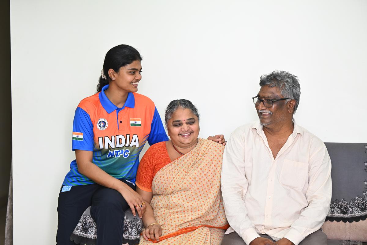 Vennam Surendra Kumar e sua esposa, Sri Durga, tomaram todas as decisões importantes em relação ao envolvimento de sua filha nos esportes. 