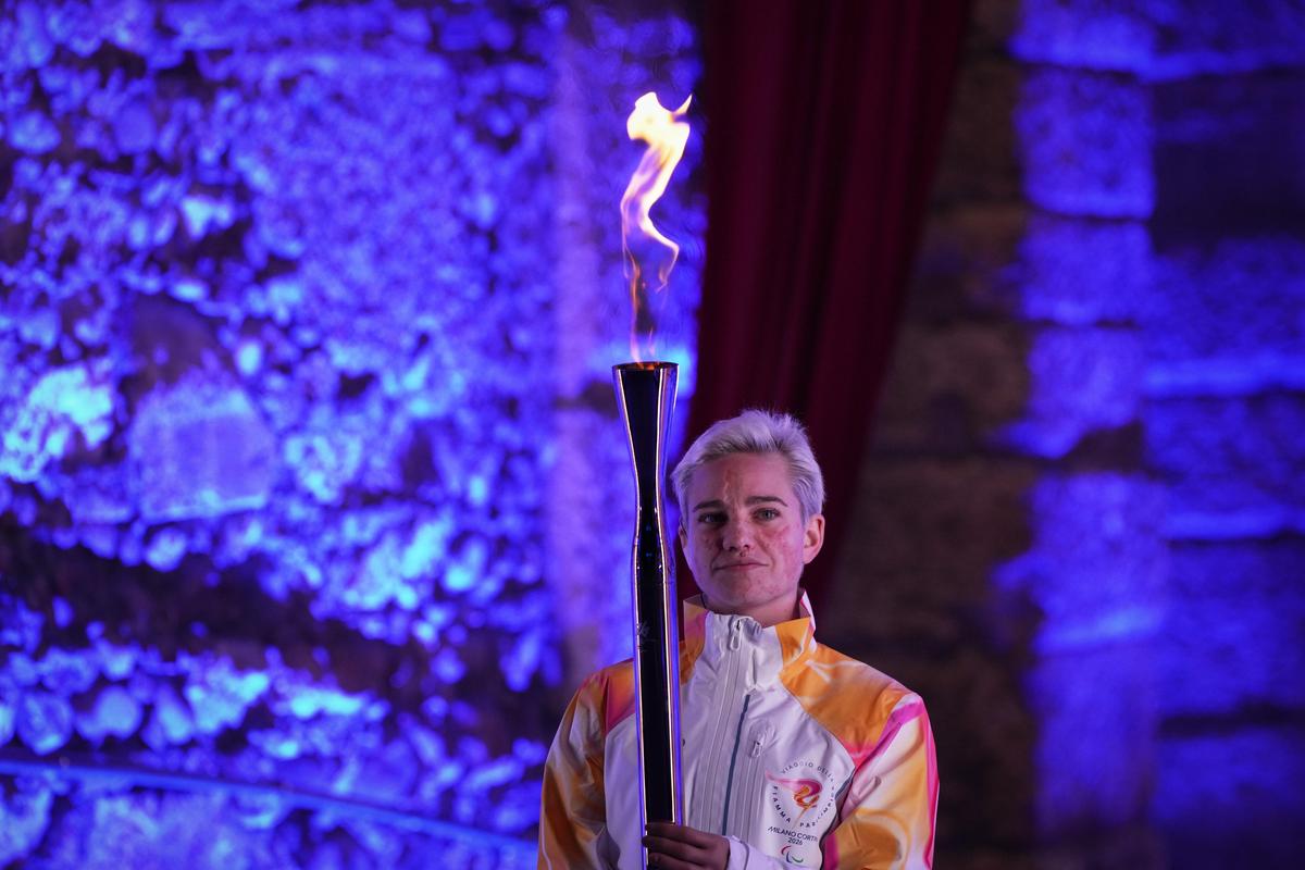 O campeão italiano de esgrima Bebe Vio levou a chama paraolímpica para a Arena di Verona.