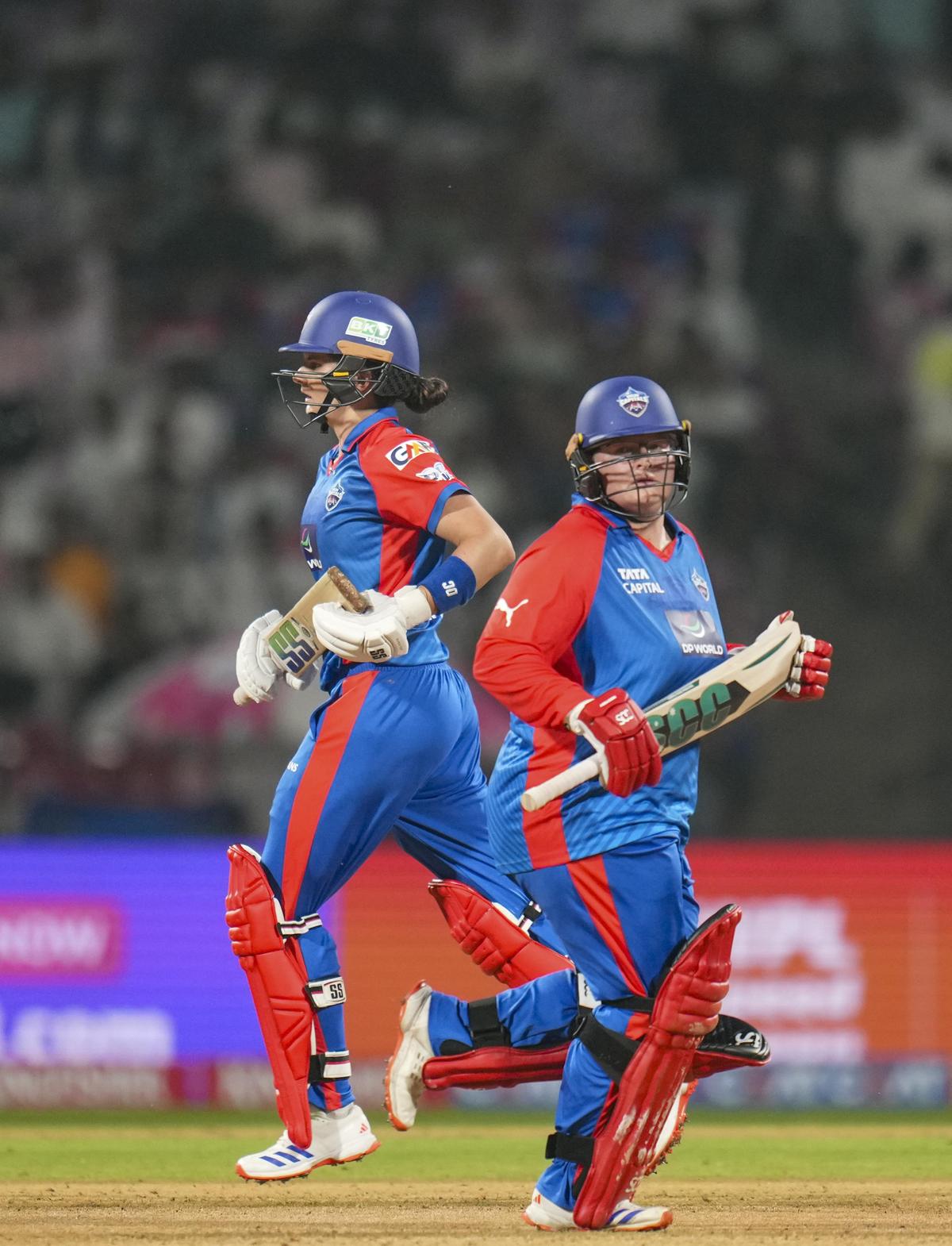 Lizelle Lee, do Delhi Capitals, à direita, e Laura Wolvaardt correm entre os postigos. Lizelle Lee, do Delhi Capitals, à direita, e Laura Wolvaardt correm entre os postigos.