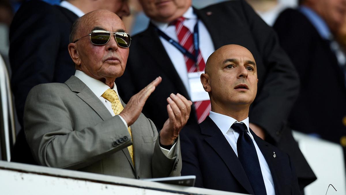 Tottenham owner Joe Lewis surrenders on US insider trading charges; pilots charged