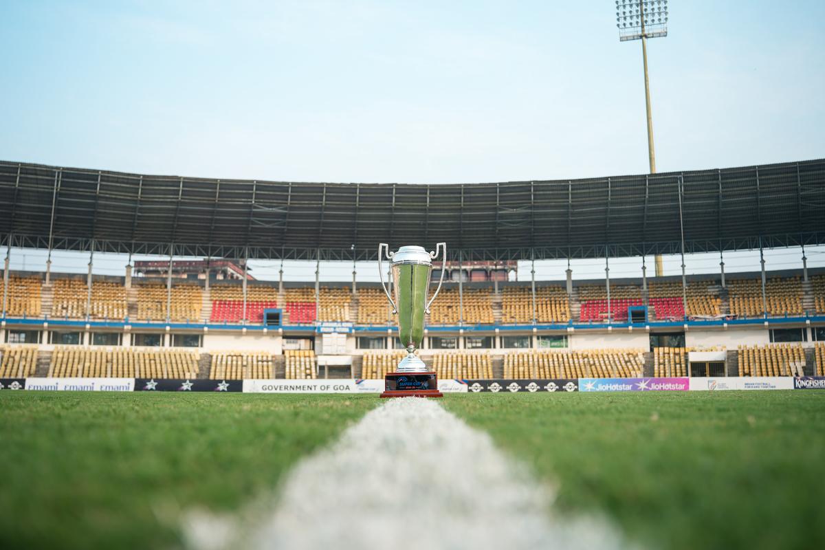 Kvalita ihriska sa ku koncu ligovej fázy zhoršila, počas zápasov vyskakovali pásy trávy, čo ohrozovalo zdravie hráčov.