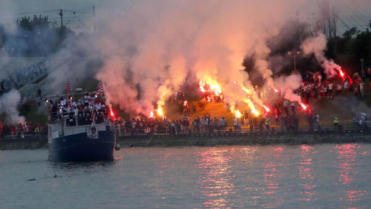 Red Star Belgrade fans riot during Serbian title celebration