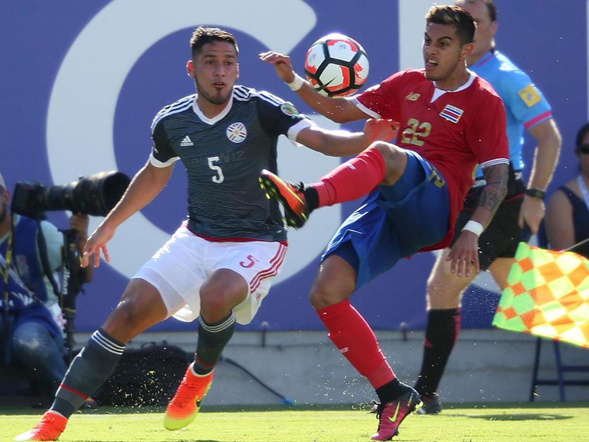 Photo: Paraguay forward Dario Lezcano beats Colombia midfielder