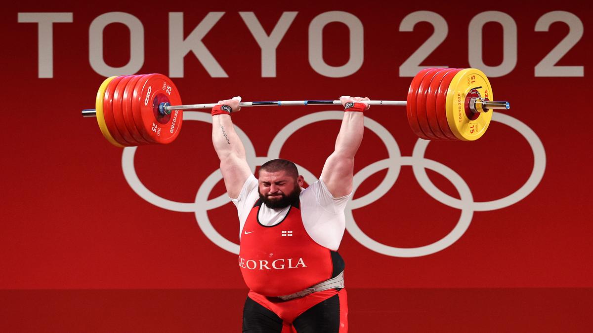 Lasha Talakhadze breaks weightlifting world record to win super
