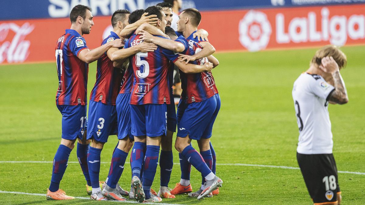 Valencia's Champions League hopes dwindle with loss at Eibar