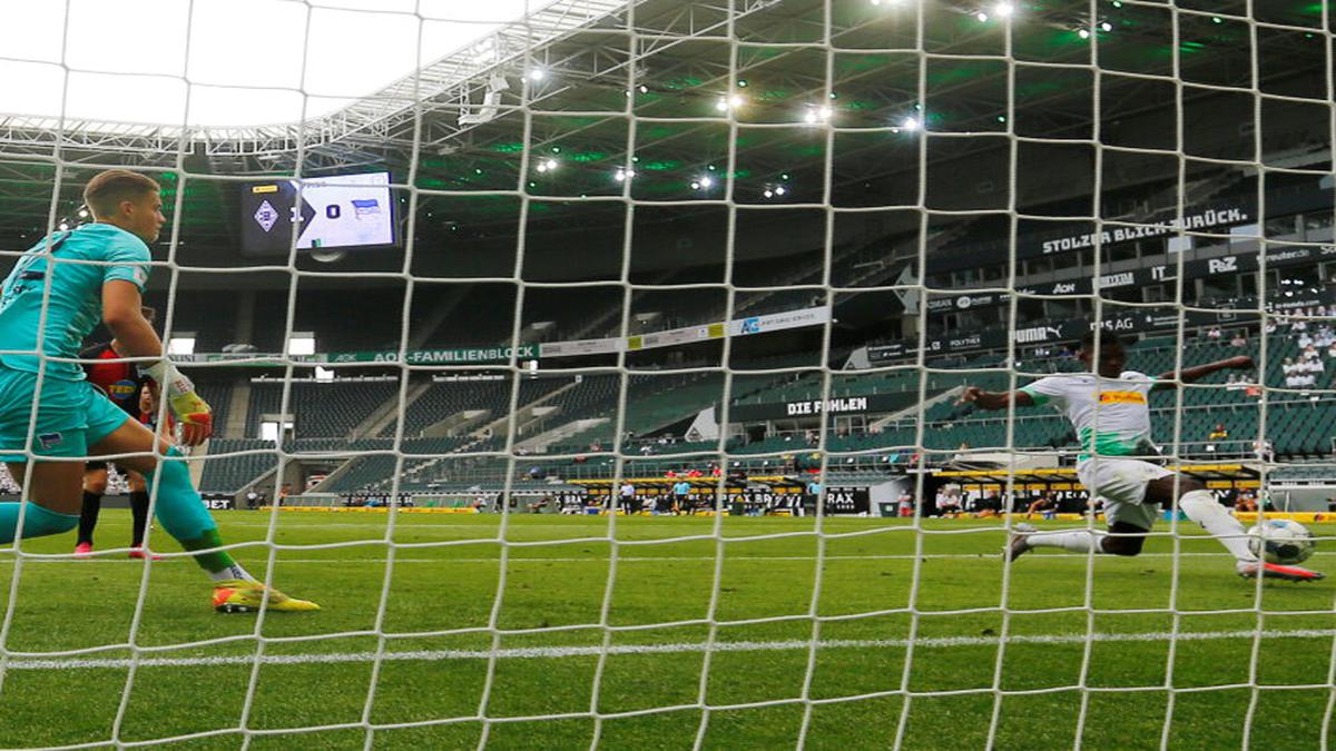 Gladbach books last Champions League spot with 2-1 win