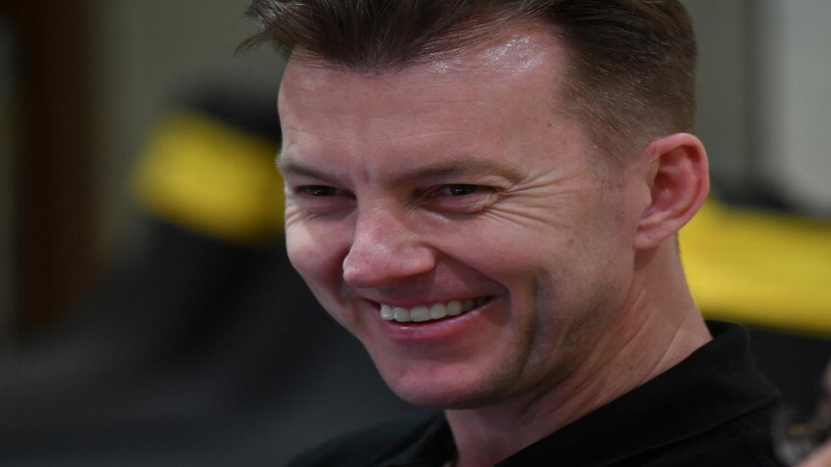 Brett Lee bats for use of artificial substance to shine balls