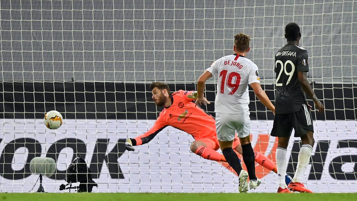 Europa League highlights: De Jong winner takes Sevilla to final after Man United win