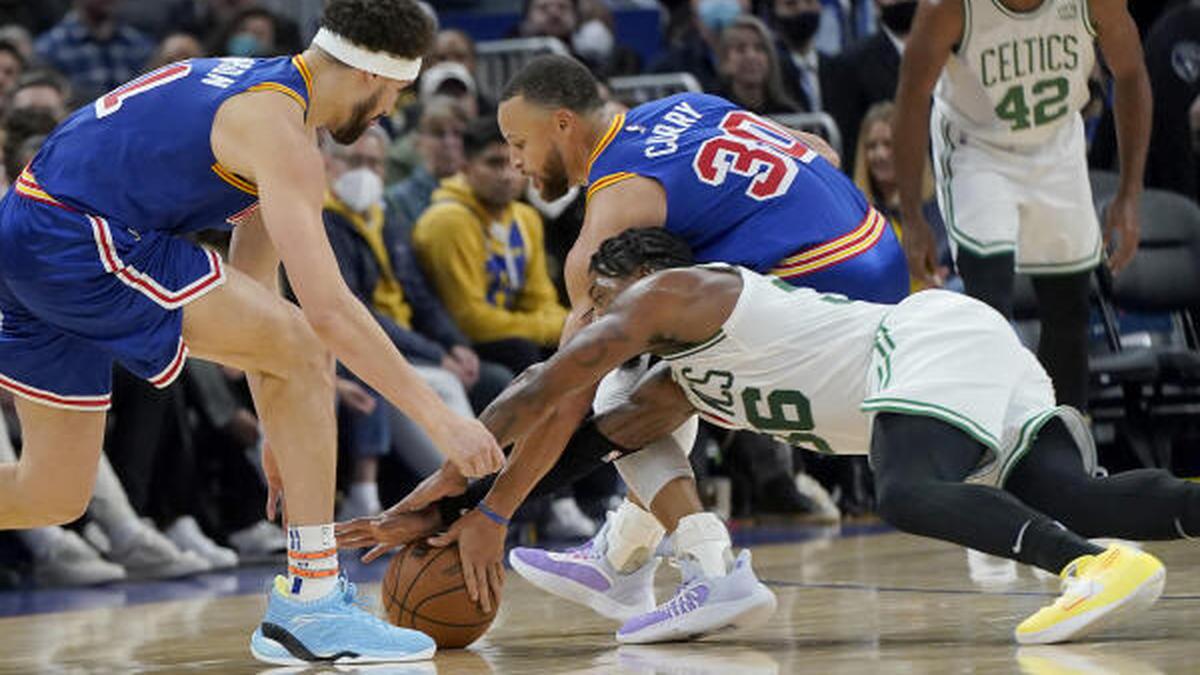 Curry injures left foot, Celtics rout Warriors 110-88