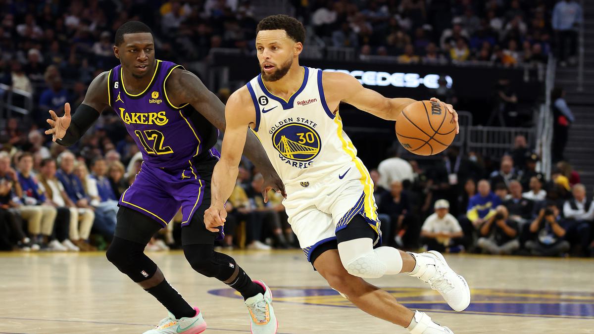 Defending champions Warriors beat Lakers 123-109, Curry scores 33 points