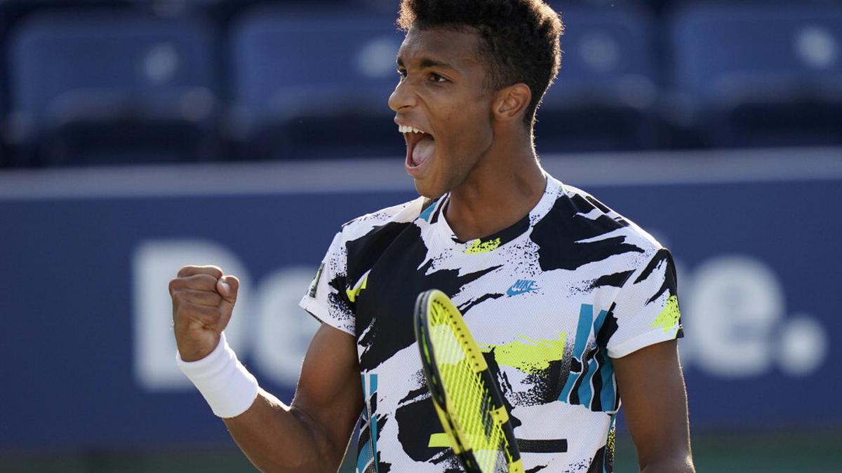 Auger-Aliassime in Stuttgart semifinals, Shapovalov out