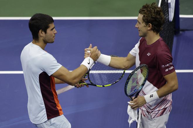 Carlos Alcaraz (left) shakes hands with Casper Ruud after winning the US Open. The final marked the first final of men playing for their maiden major title and the world No. 1 ranking as well as the first Grand Slam final between two men who have never been world No. 1 playing for the top spot.