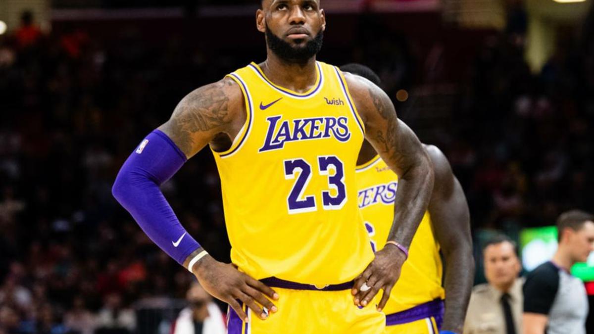 LeBron James, Lakers Play Defense With Hands Behind Back Vs. Rockets Over  Fouls