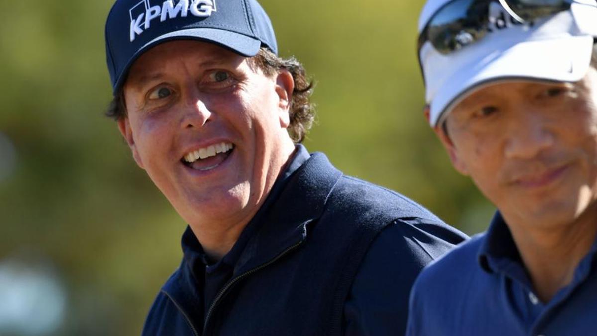 Mickelson shoots 66 to stay ahead at Desert Classic