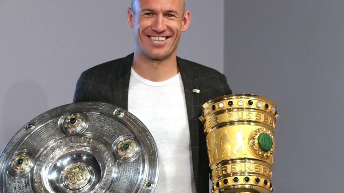 Arjen Robben: Retired Netherlands legend presented with gift by Bayern Munich