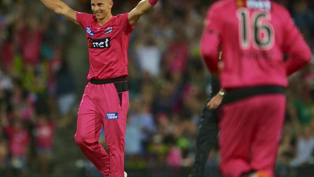 Superb Curran gives Sixers win in Sydney derby