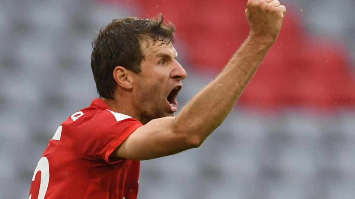 Bundesliga: Bayern Munich 5-2 Frankfurt - Muller and Davies star