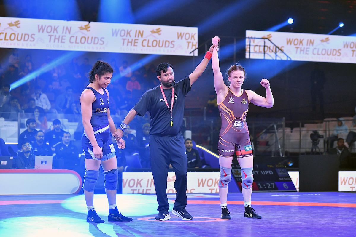 Iryna Koliadenko, a eventual melhor jogadora em campo, após vencer Nisha Dahiya.